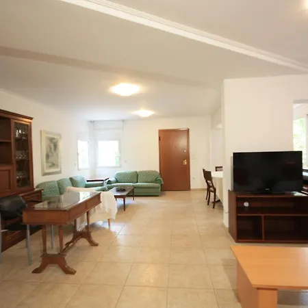 2 Bdr Park View - 130m2 & Private Patio *