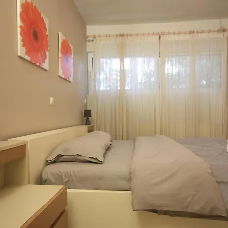 2 Bdr Park View - 130m2 & Private Patio